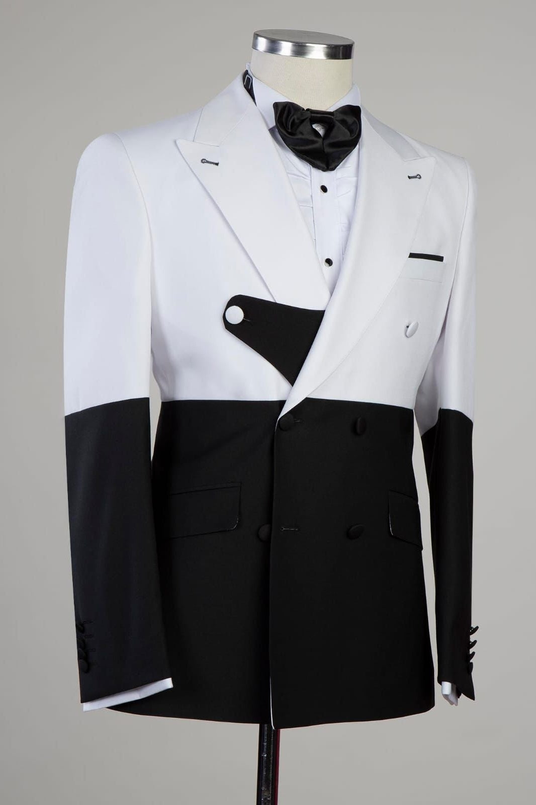 White And Black Double Breasted Peaked Lapel Men Suits Secondary image