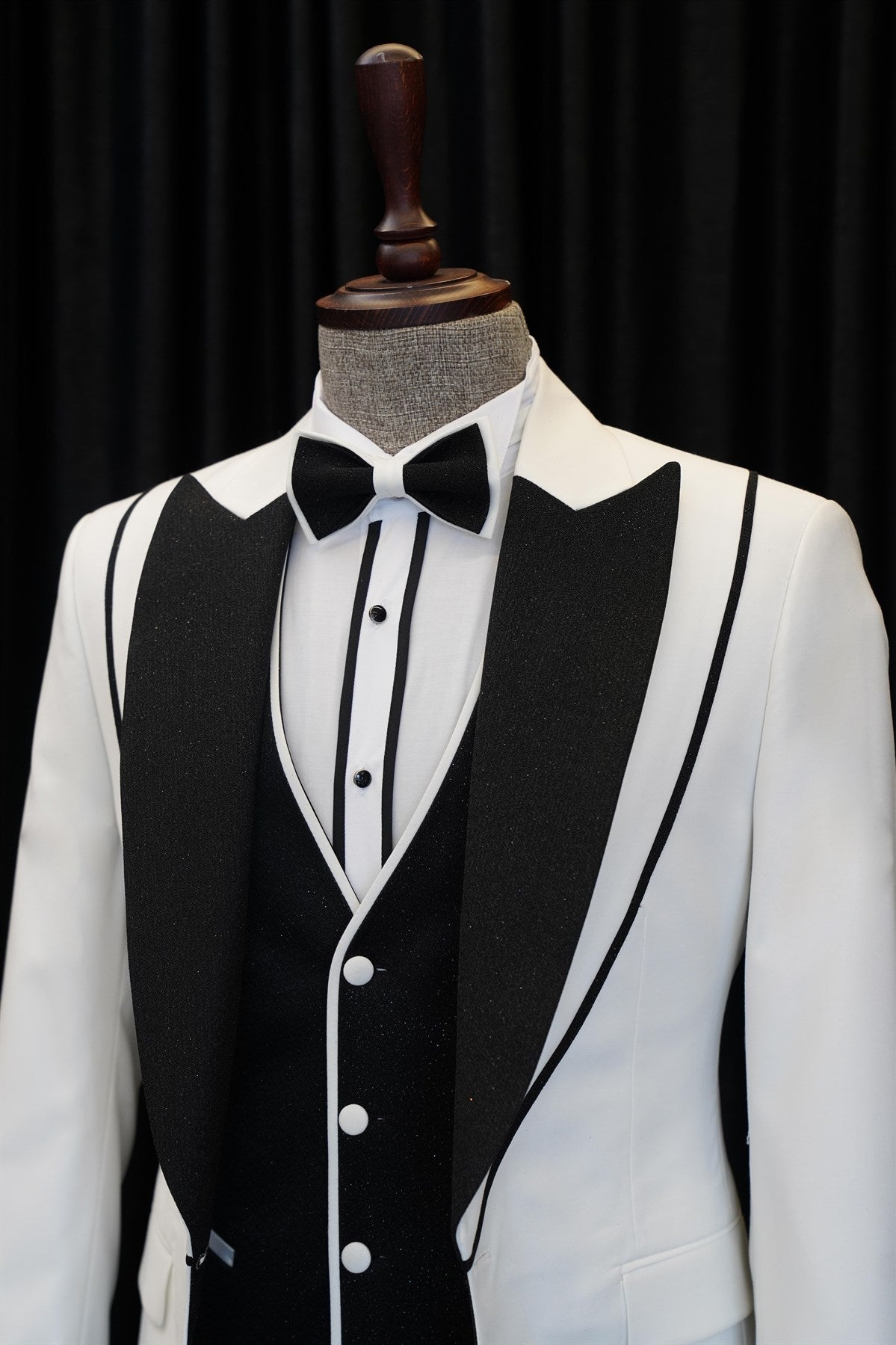 Trendy White Peaked Lapel Men Suits With Waistcoat Secondary image