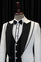 Trendy White Peaked Lapel Men Suits With Waistcoat