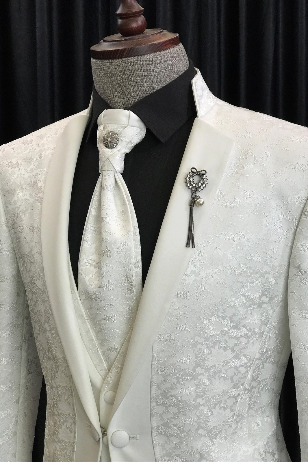 White Jacquard Notched Lapel Men Suits With Waistcoat Secondary image