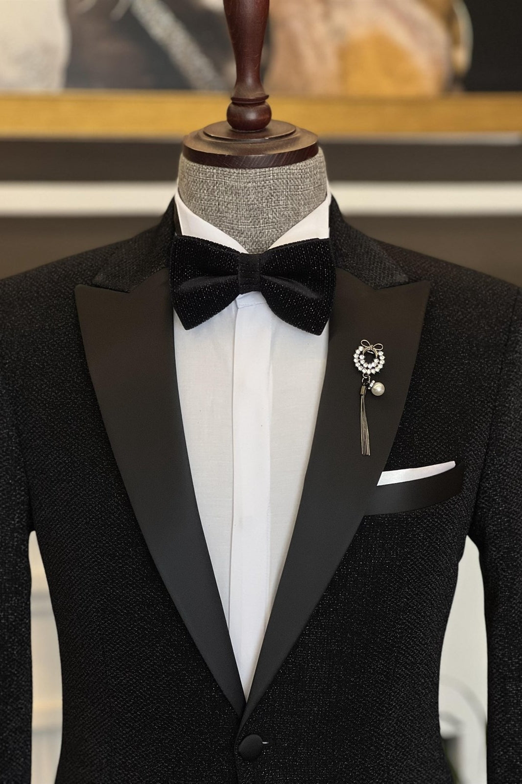 Fashion Black One Button Peaked Lapel Bespoke Men Suits Secondary image