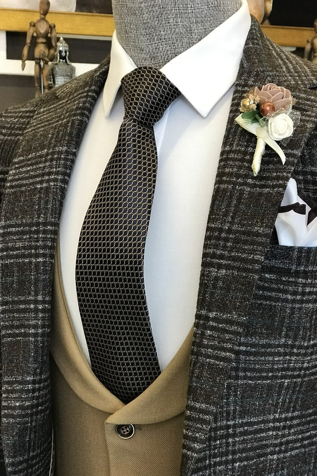 Dark Gray Plaid Peaked Lapel Men Suits With Coffee Waistcoat