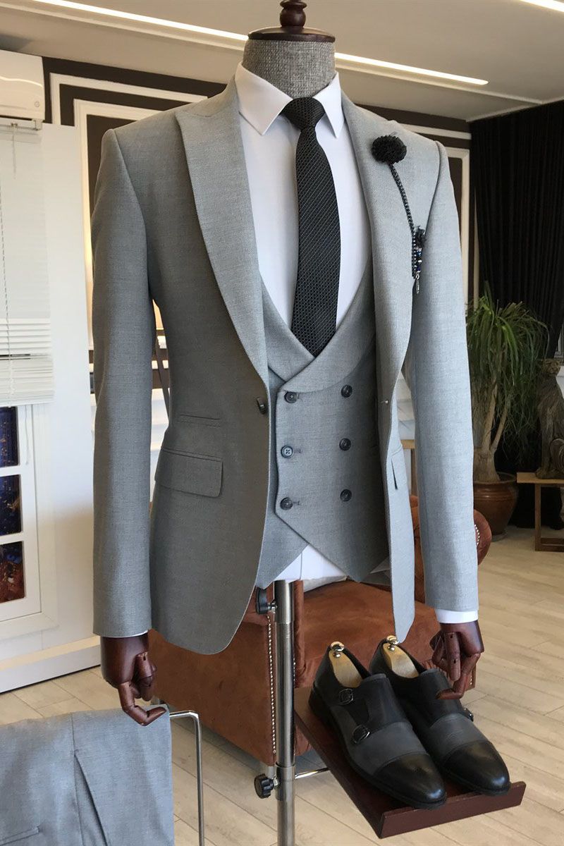 Trendy Light Gray Peaked Lapel Men Suits With Waistcoat
