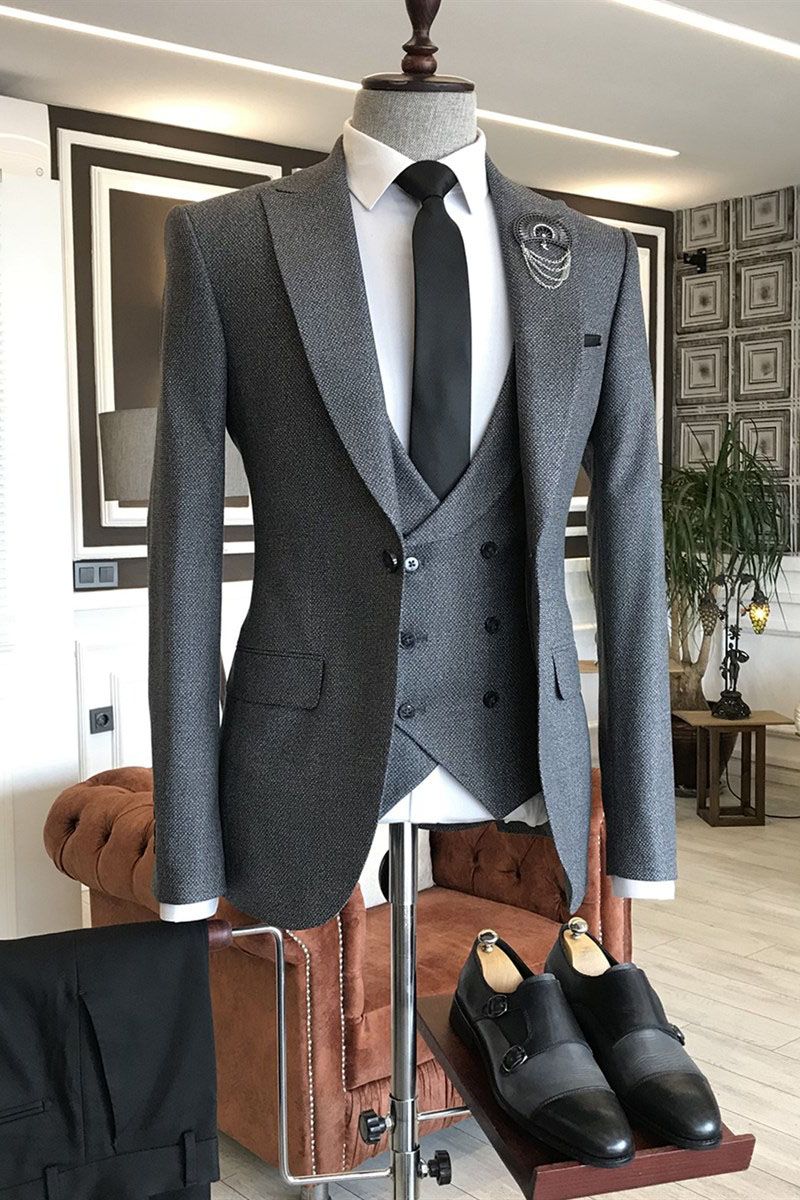 Charming Gray Plaid Peaked Lapel 3 Piece Men Suits Main image