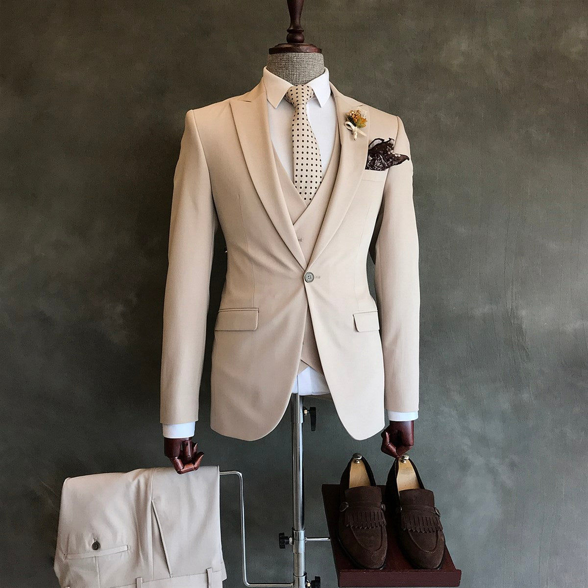 Cream Khaki Peaked Lapel 3 Piece One Button Men Suits Secondary image