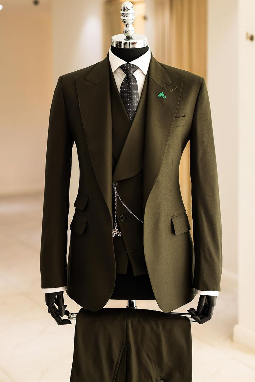 Close Fitting Olive Green Peaked Lapel 3 Piece Men Suits