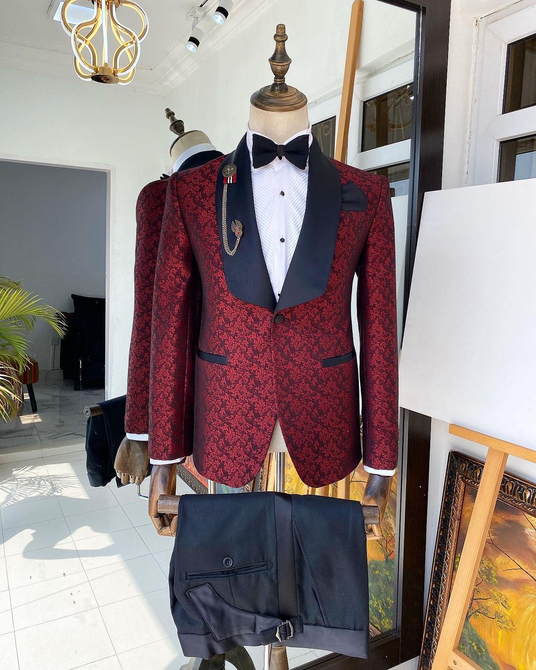 Burgundy One Button Jacquard Shawl Lapel Stylish Men Suits Secondary image